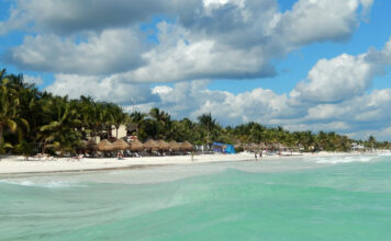 Karibischer Strand an der Riviera Maya