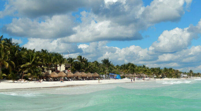 Karibischer Strand an der Riviera Maya