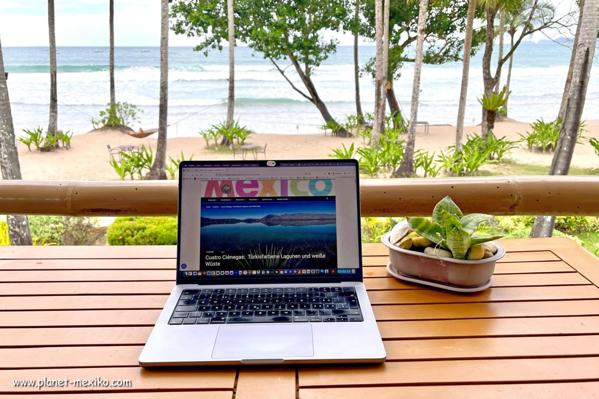 Elektrizität und Strom für den Laptop am Strand in Mexiko