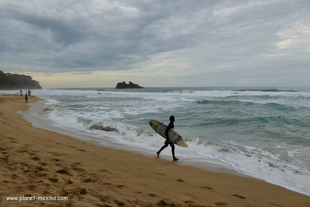 Surfing im Pazifik von Mexiko