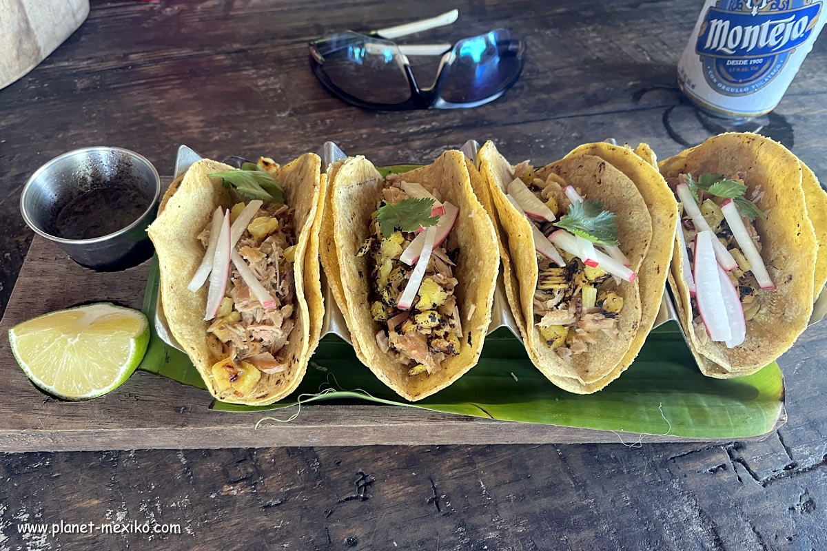 Tacos de Pescado essen am Strand von Playa del Carmen