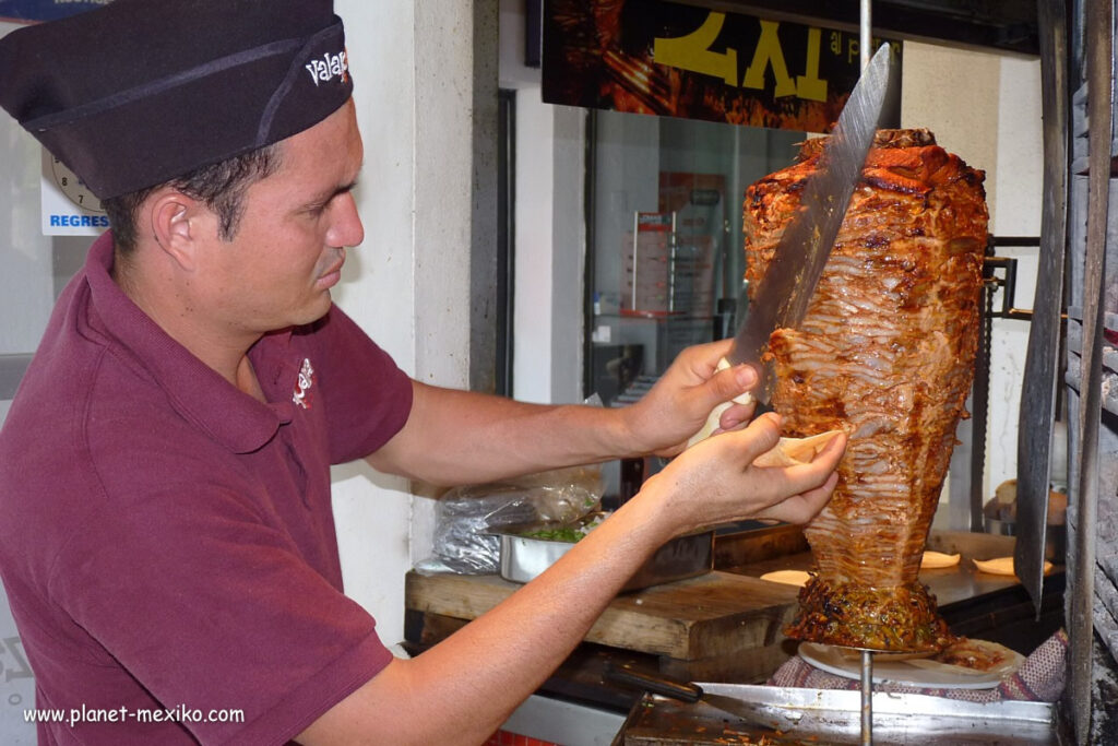 Taquero bei der Arbeit in einer Taqueria