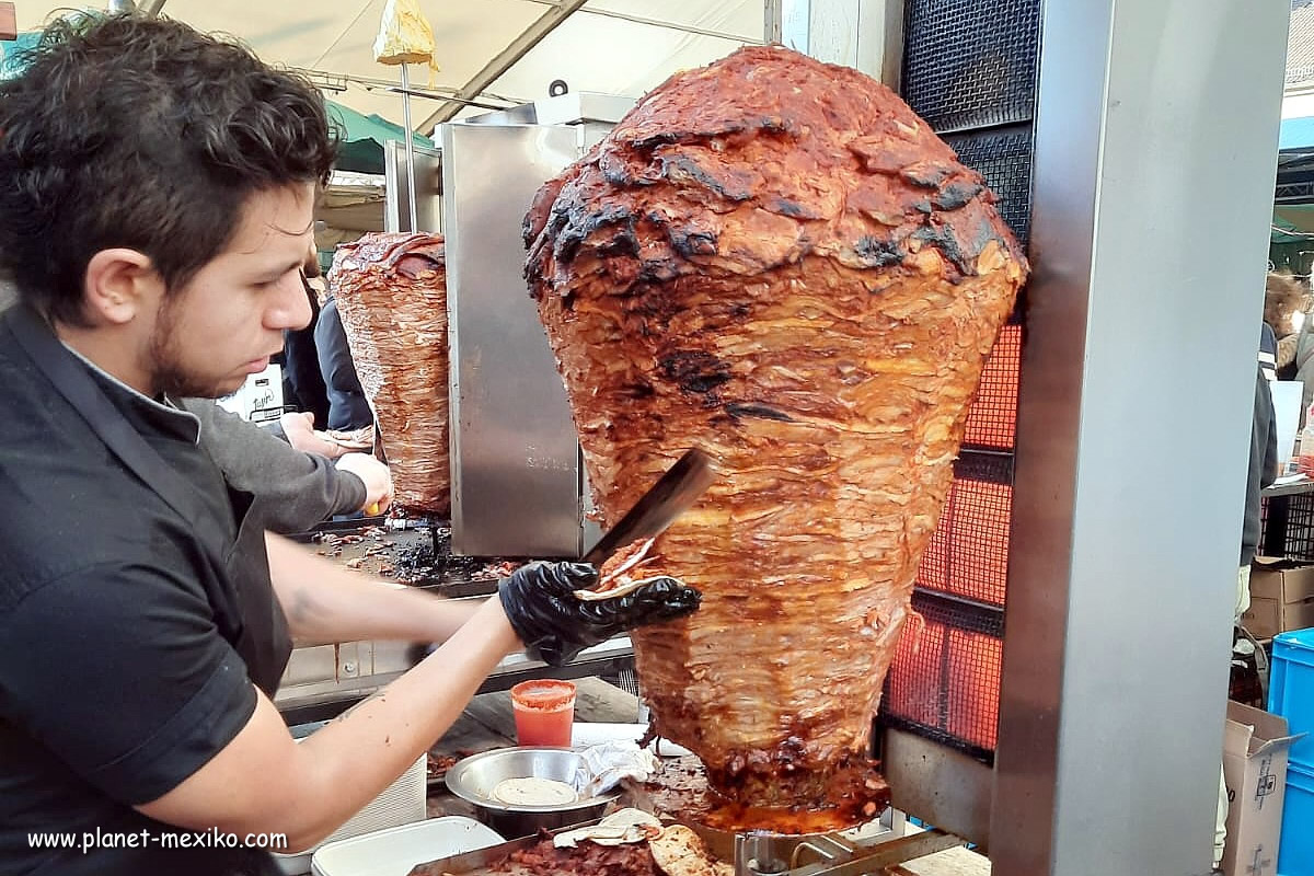 Taquero bei Zubereitung von Tacos