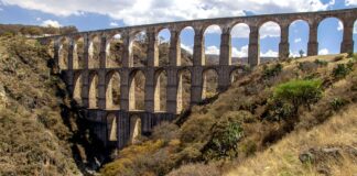 Tepotzotlán und das Aquädukt Arcos del Sitio im Estado de México