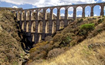 Tepotzotlán und das Aquädukt Arcos del Sitio im Estado de México