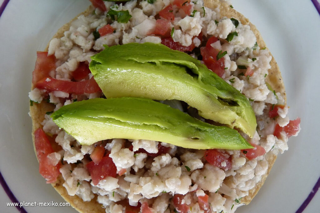 Tostada gehört zum Wortschatz für mexikanisches Essen