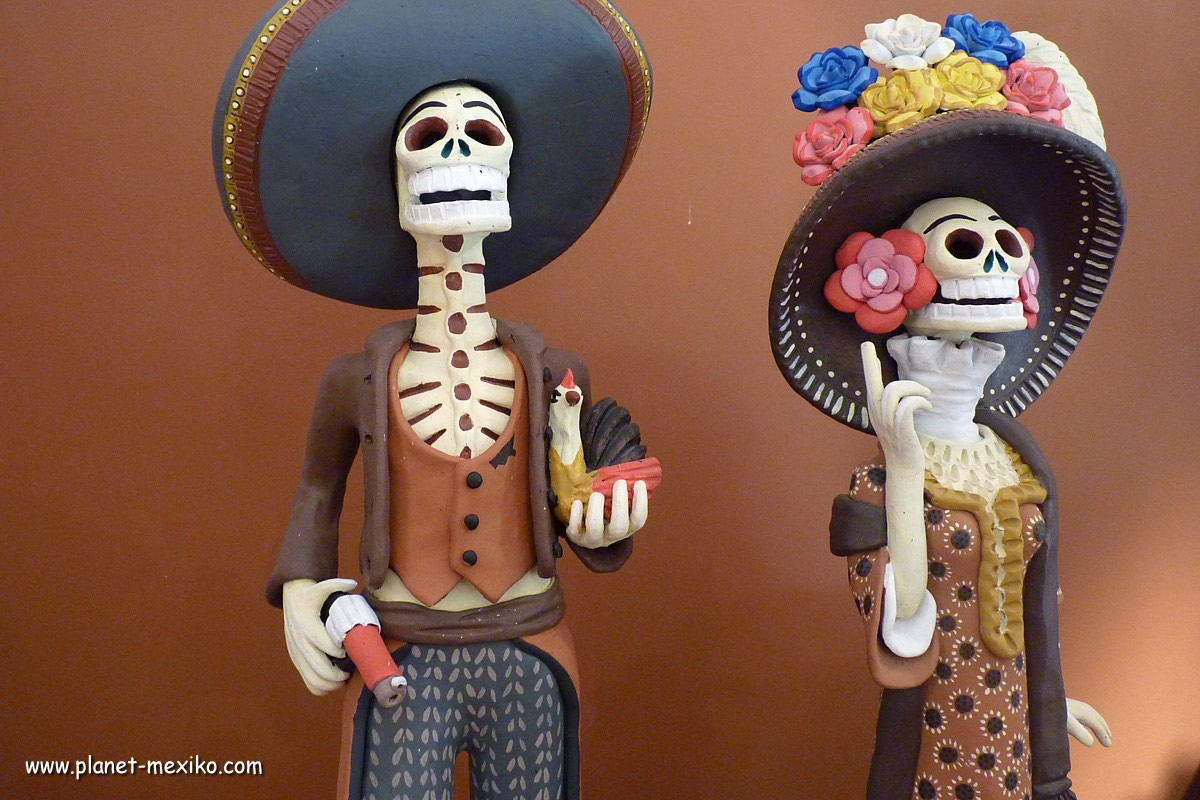 Mexikanisches Totenkopf-Ehepaar in Feierlaune