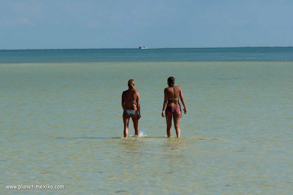 Touristen am Karibikstrand von Cancún