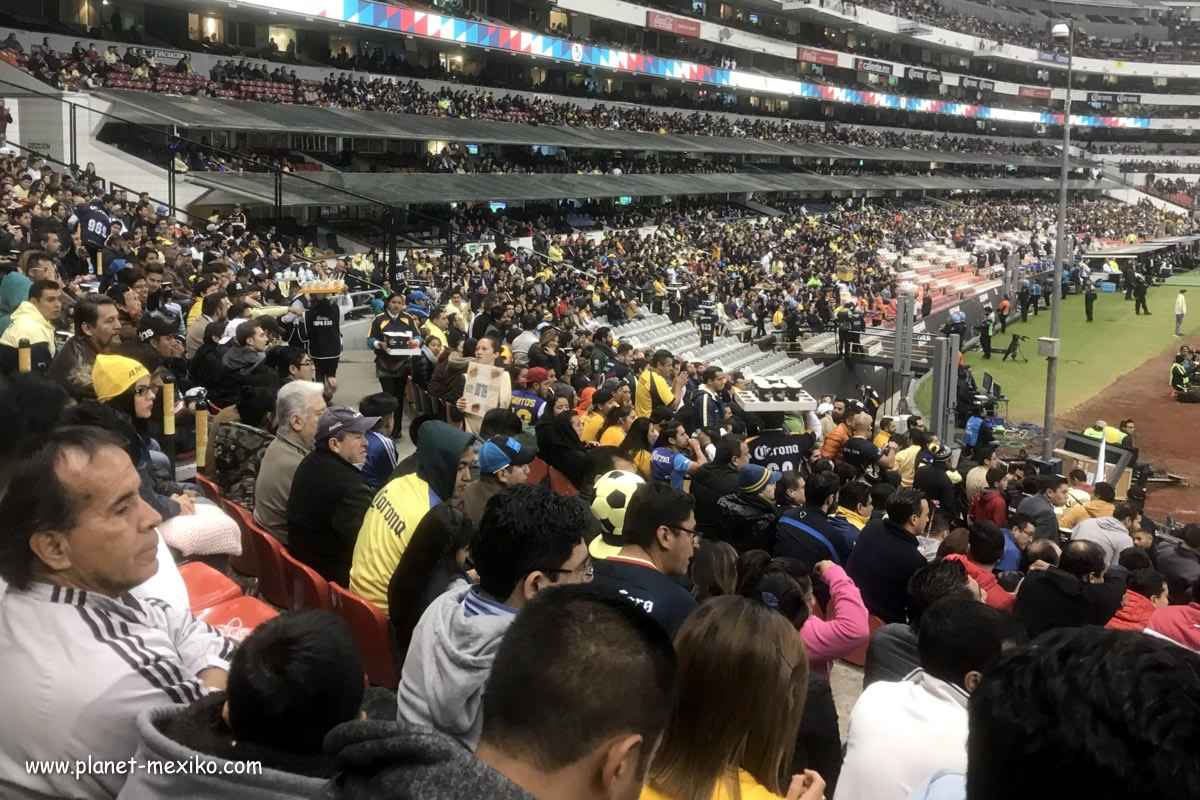 Unterhaltung im Fussballstadion Estadio Azteca