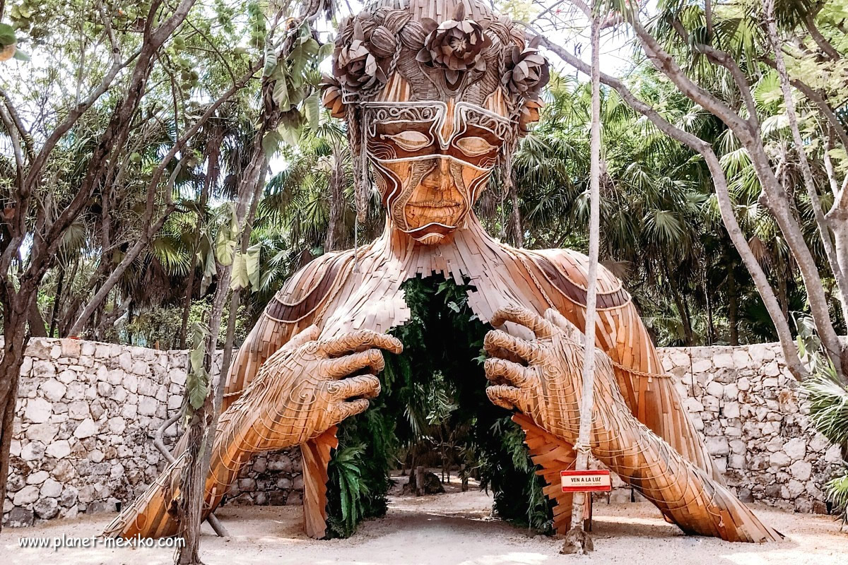 Skulptur Ven a la Luz im Ahau Tulum Hotel