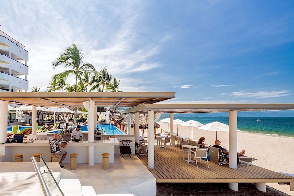 Villa Premiere Pool und Bar am Strand