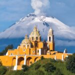 Vulkan Popocatépetl mit Kirche von Cholula