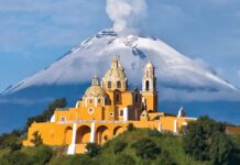 Vulkan Popocatépetl mit Kirche von Cholula