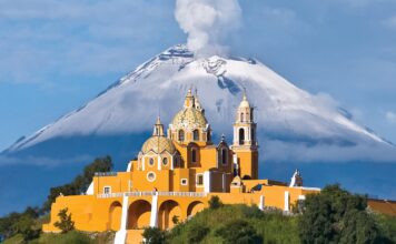 Vulkan Popocatépetl mit Kirche von Cholula