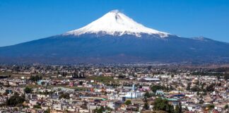Puebla-Stadt und Vulkan Popocatépetl