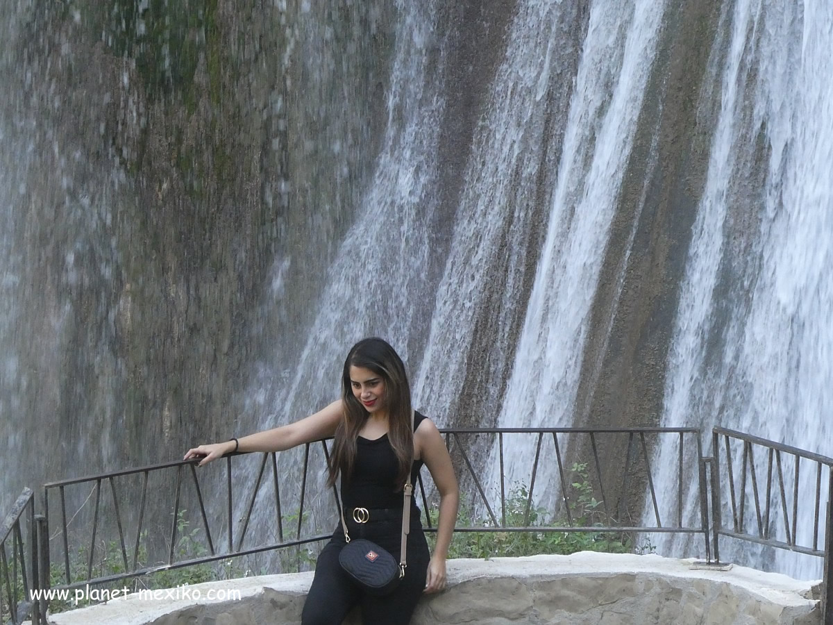 Mexikanerin bei Wasserfall
