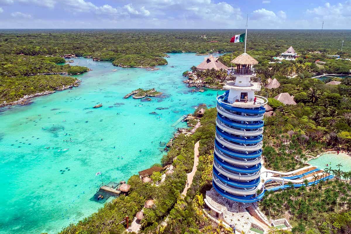 Xel-Ha Turm und Rutschbahn im Wasserpark