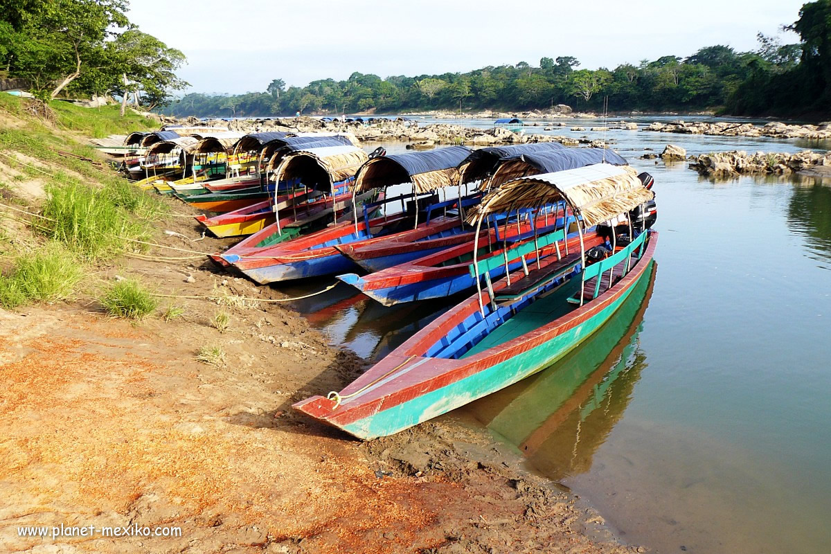 Boote bei Yaxchilán auf dem Rio Usumacinta
